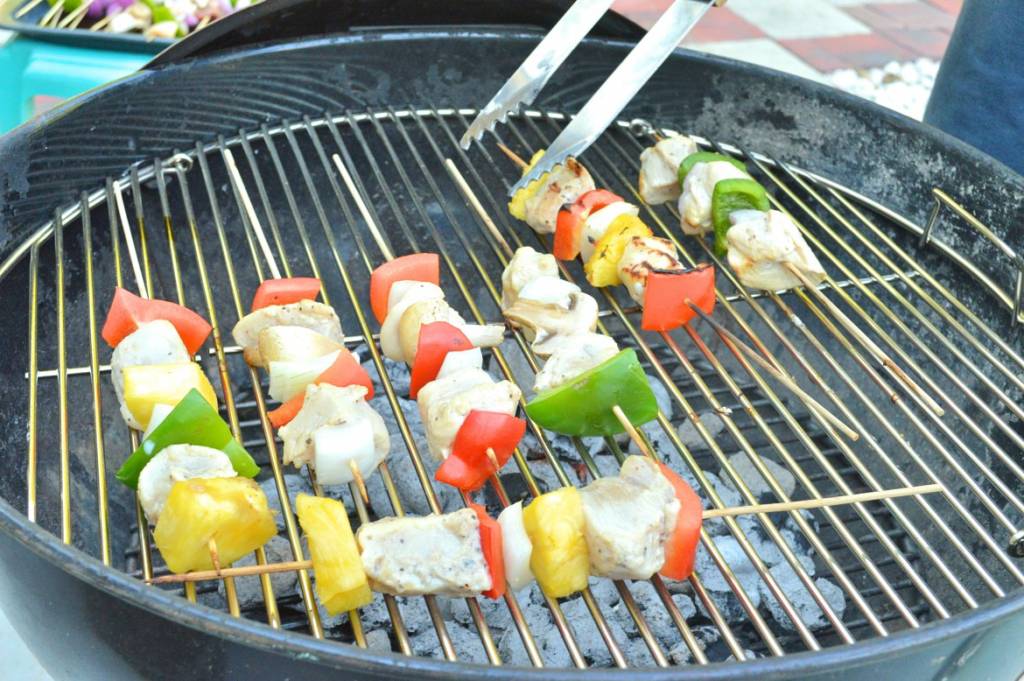 Celebrating Summer With An Outdoor Dinner Party | #ad #freshfromflorida #produceparty | How to throw an eco-friendly summer dinner party | Summer outdoor party idea featuring fresh produce | Summer pool party recipes and outdoor party decorations | Celebrating summer with Fresh From Florida recipes | Watermelon and sweet corn recipes | #summerparty #freshrecipes #cornsalsa #fruitrecipes | theMRSingLink