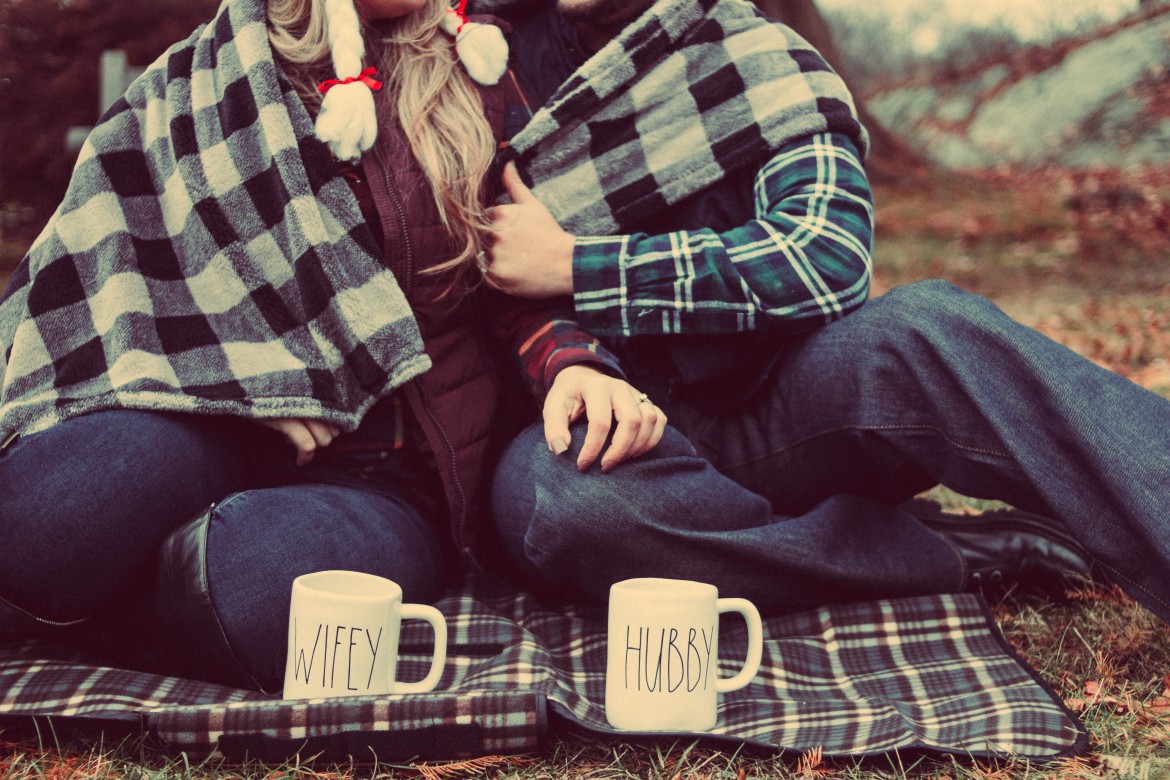 Romantic Traditions For Couples To Start At Christmas | Celebrate Christmas time with your partner, strengthen your bond, inspire closeness and togetherness by creating your own Holiday traditions - cheesy or not. #romantic #couplesgoals #christmastime | theMRSingLink