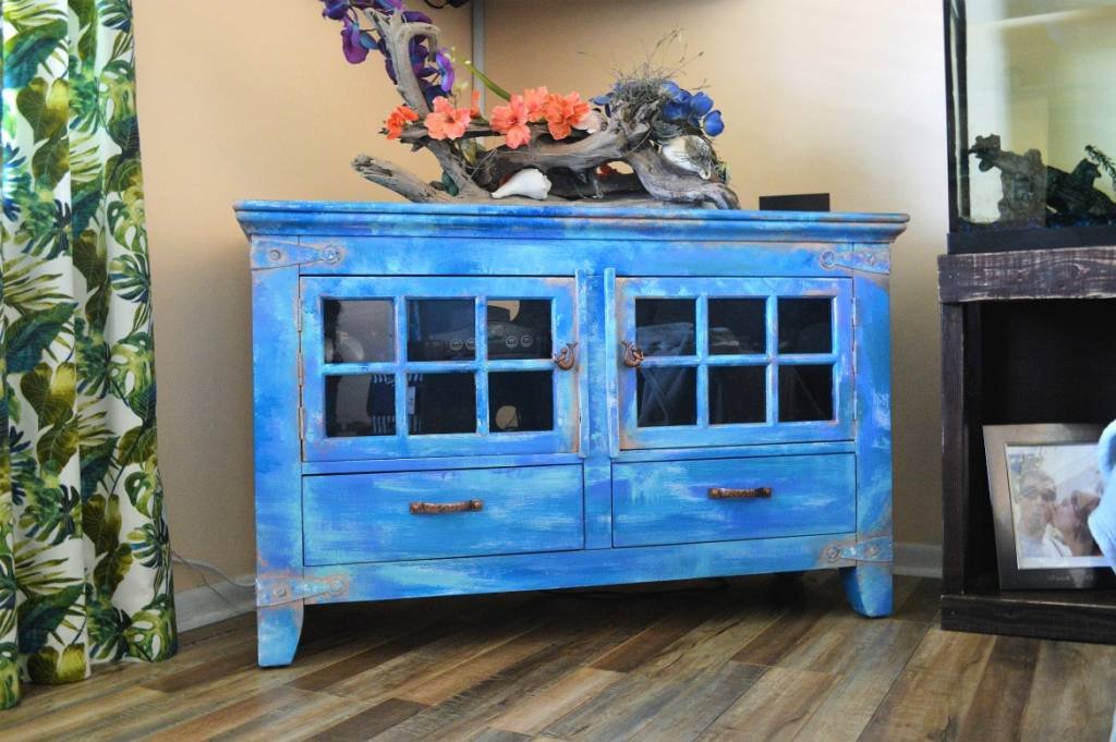 Distress Wood Furniture With Dry Brushing + Faux Copper Rust | How to create a distress wood look using paint | DIY faux patina/rust on furniture with metallic paint | Bermuda blending technique to create a tropical bohemian inspired furniture makeover | #diyfurniture #distressedpaint #howto | theMRSingLink