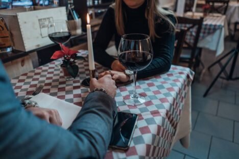 20+ FUN and FREE first date ideas without being “cheap”